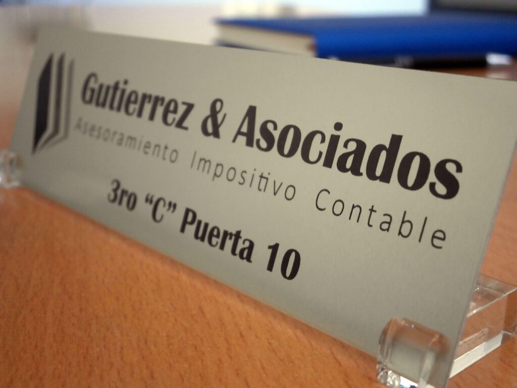 Rotulo Aluminio Gutierrez & Asociados