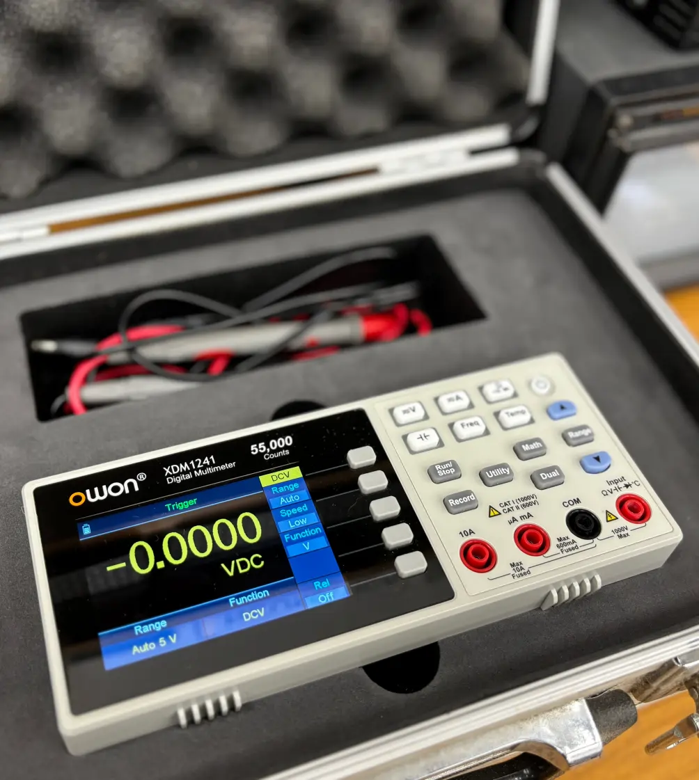 Multímetro digital Owon XDM1241 protegido en espuma técnica cortada a medida mediante láser